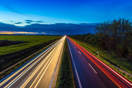 Lichtstreifen_Autobahn_Fotolia_83987328_L.jpg - powell83 - stock.adobe.com