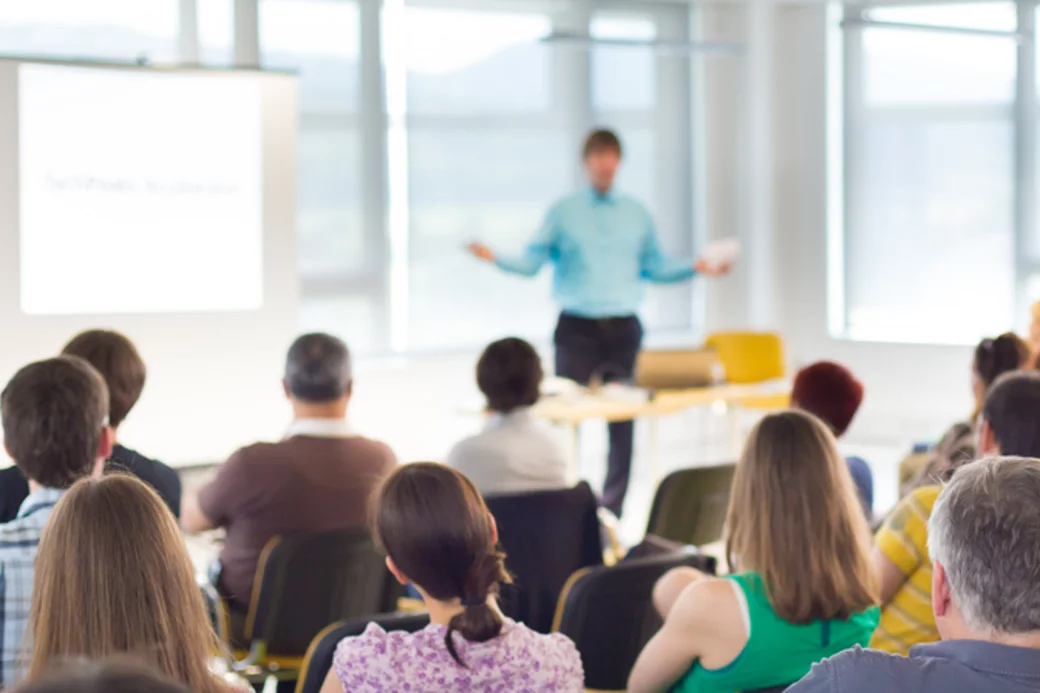 Blick von den Teilnehmenden nach vorn