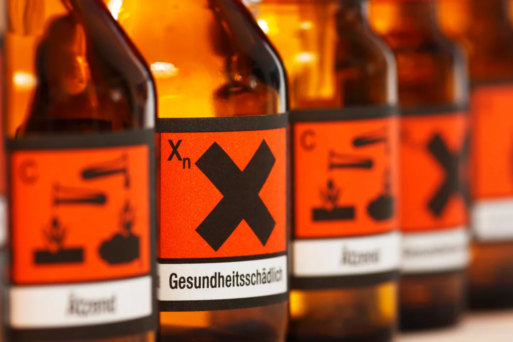 Flaschen mit Gefahrensymbolen