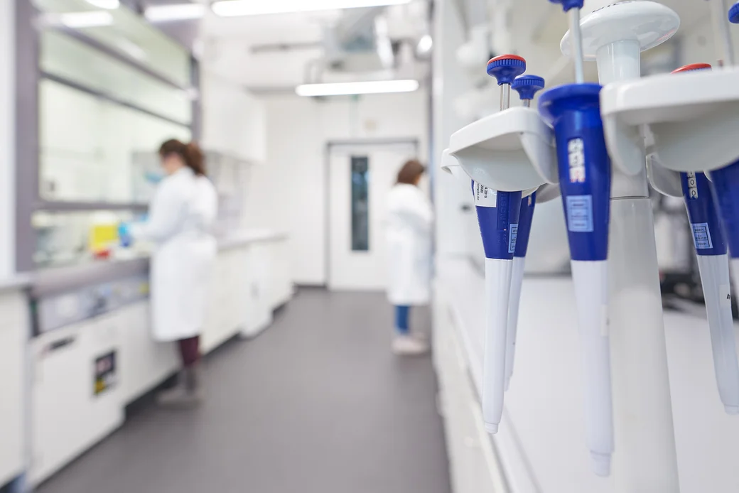 Es ist ein Labor mit einer Mitarbeiterin zu sehen.