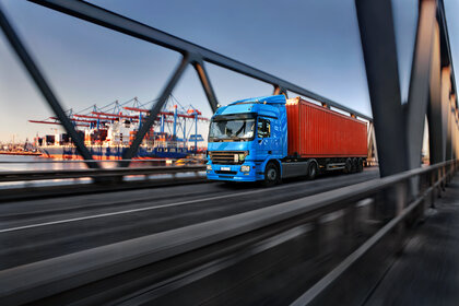 LKW_Bruecke_AdobeStock_116654227.jpeg - thomaslerchphoto - stock.adobe.com
