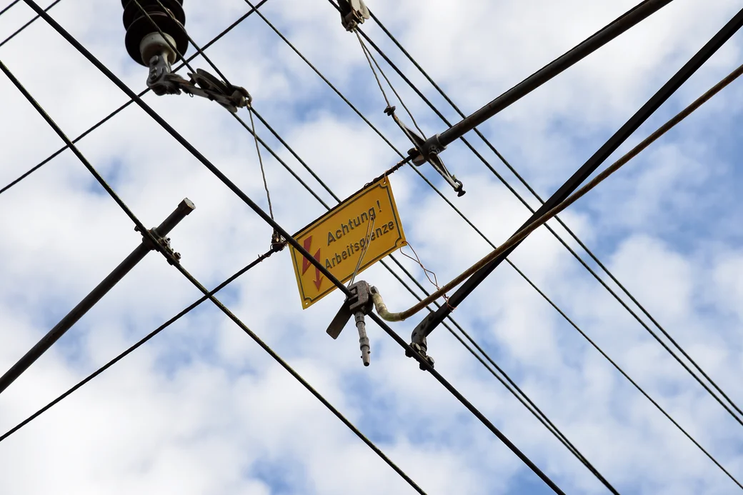 Warnungschild “Achtung Arbeitsgrenze” an einer Oberleitung