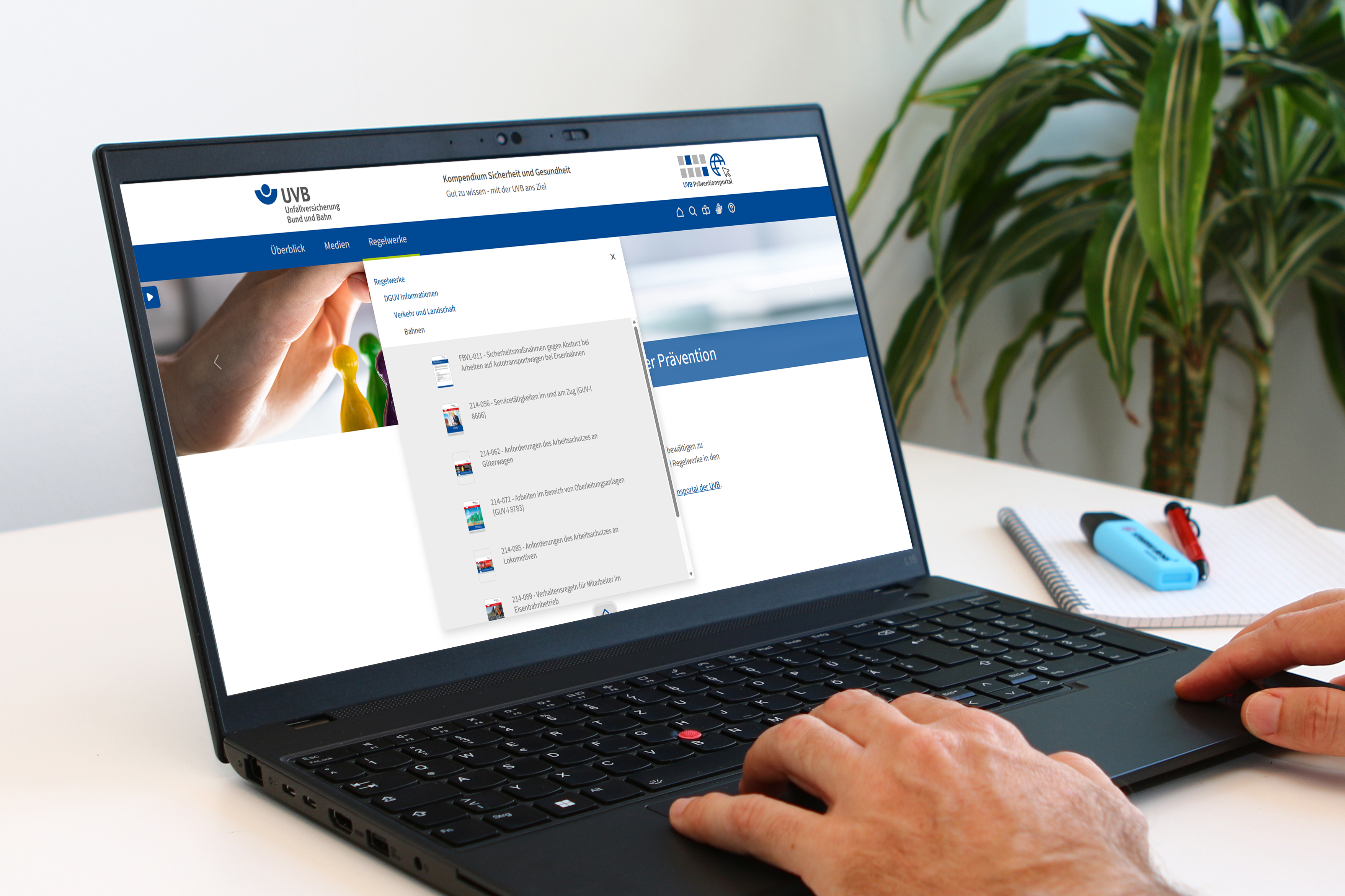 Kompendium auf Laptop-Monitor